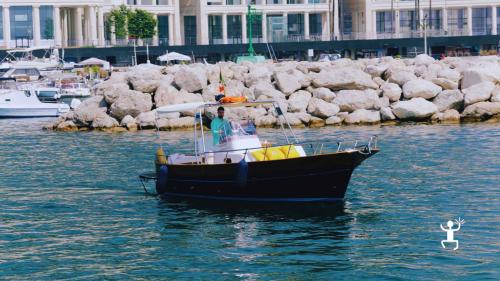 Tour in barca da Salerno con gozzo sorrentino, perfetto per coppie, gruppi o come idea regalo in Campania