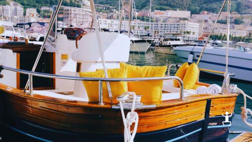 Navigazione da Salerno lungo la Costiera Amalfitana, ideale per team building, gruppi e famiglie