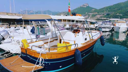 Esperienza in barca con aperitivo e soste bagno, adatta a coppie romantiche, amici, team building in Campania