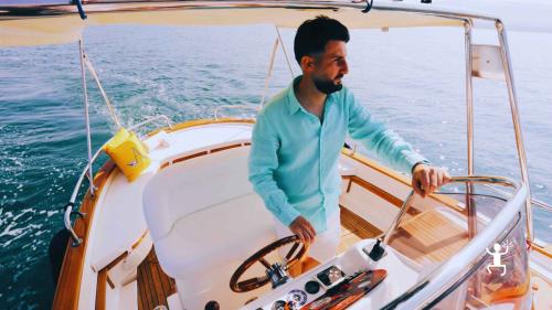 Giornata in barca nella Costiera Amalfitana con snorkeling e soste bagno, esperienza perfetta per gruppi di amici 