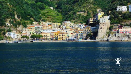 Escursione in barca da Salerno con vista di Vietri sul Mare e Cetara e aperitivo a bordo, ideale per coppie e gruppi in Campania