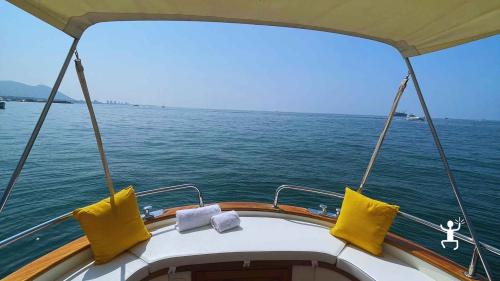 Tour in gozzo da Salerno con soste bagno a Erchie e Maiori, aperitivo a bordo, perfetto per team building e addii al celibato