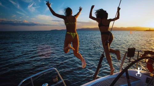 Esperienza in barca da Salerno con tappa ad Amalfi, soste bagno e aperitivo, per coppie romantiche in Costiera Amalfitana