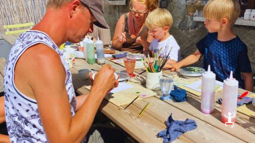 Atelier créatif de peinture sur céramique à Orria, parfait pour les couples et les amis en quête d’une expérience authentique en Campanie