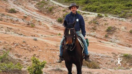 Escursione a cavallo nelle Marche con percorso guidato, panorami suggestivi e natura incontaminata, ideale per gruppi