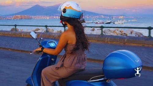 Esperienza in Vespa con vista sul Golfo di Napoli e sui colori del crepuscolo, pensata per famiglie e gruppi di amici