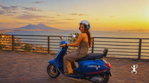 Sunset Vespa tour through Santa Lucia, Posillipo and Naples’ panoramic viewpoints, ideal for friends and gift ideas