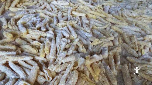 Preparazione di cavatelli, stivalette e corioli durante il laboratorio di pasta fresca a Morcone, un’esperienza ideale per coppie e gruppi