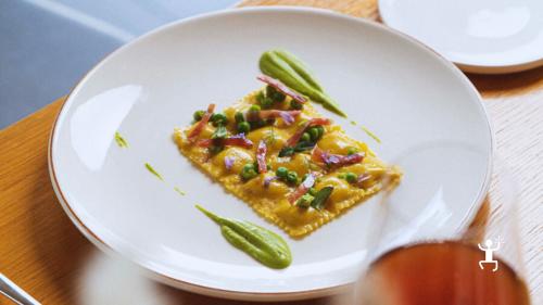 Degustazione di vini biodinamici e piatti locali nel wine resort di Teano, tra natura e relax in Campania, ideale per coppie e gruppi