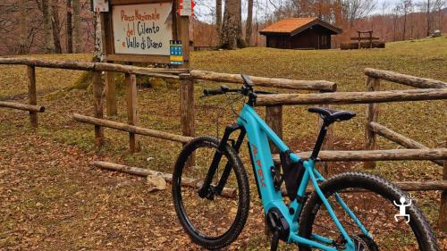Tour in e-bike a noleggio fino alle vette del Monte Cervato per gruppi di amici e appassionati di avventura nel Cilento 