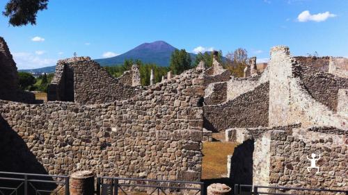 Scopri la tradizione artistica di Vietri e la storia di Pompei con tour privato, ideale per coppie, amici e idee regalo