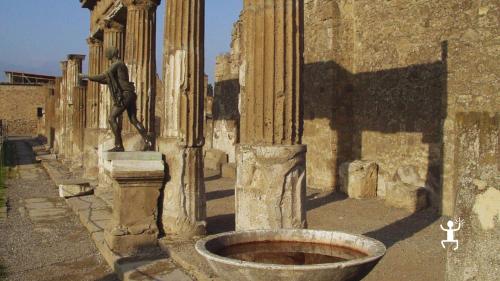 Viaggio tra ceramiche artigianali e rovine romane con tour privato in van tra Vietri sul Mare e Pompei, ideale per coppie