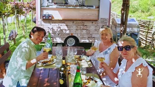 Scopri la Costiera Amalfitana con un tour privato tra Ravello e Tramonti, con degustazione di vini e pranzo tipico tra i vigneti