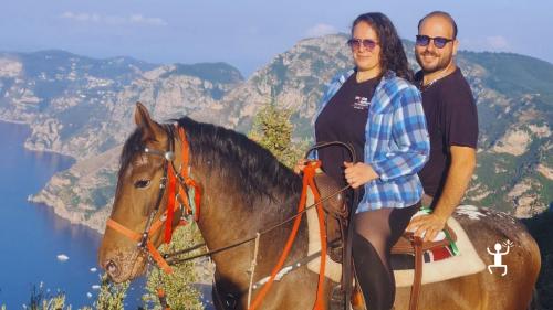 Esperienza autentica a cavallo tra colline e mare ad Agerola, ideale per team building e relax nella natura