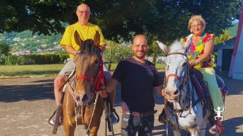 Escursione rilassante a cavallo tra boschi e vedute sul mare della Costiera, ideale come idea regalo in Campania