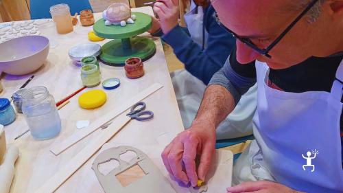 Attività artigianale a Napoli per team building e coppie, con decorazione di ceramiche e aperitivo tipico campano