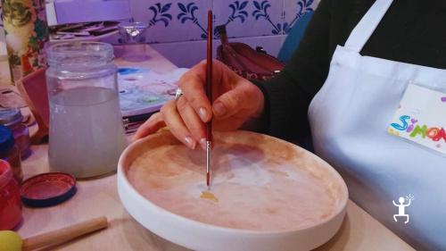 Laboratorio artigianale di ceramica a Napoli, perfetto per team building e addii al nubilato, con arte campana autentica