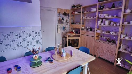 Attività in laboratorio di ceramica a Napoli, ideale per coppie e gruppi che vogliono modellare l’argilla