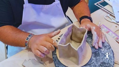 Esperienza autentica a Napoli, perfetta per coppie e team aziendali, tra argilla, arte e manualità campana