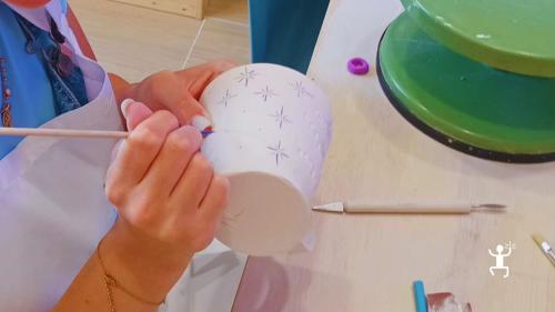 Attività esperienziale a Napoli, ideale per addii al nubilato e coppie, con creazione e colorazione di manufatti