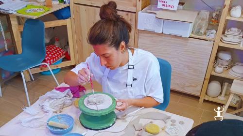 Laboratorio creativo a Fuorigrotta, perfetto per famiglie e team building, con lavorazione e decorazione manuale