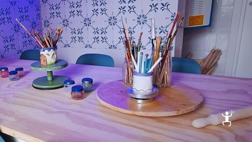 Esperienza creativa a Napoli per coppie e famiglie, con realizzazione di un manufatto in argilla ispirato ai simboli napoletani