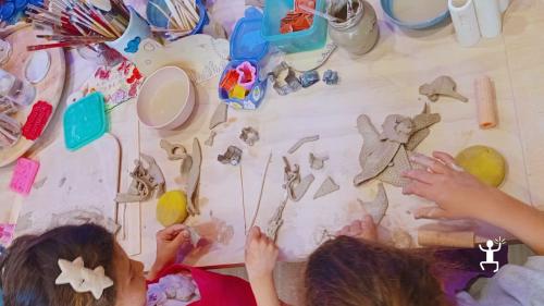 Attività artistica a Napoli, ideale per gruppi e coppie, con modellazione dell’argilla, pittura e decorazione 
