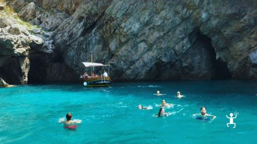 Scopri Capri costeggiando l’Arco Naturale con vista diretta sulla scogliera, ideale per coppie e gruppi che vogliono un tour dell’isola