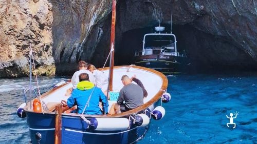 Scopri la magia della Grotta Verde, con riflessi smeraldo, un’esperienza ideale per coppie in cerca di un momento unico