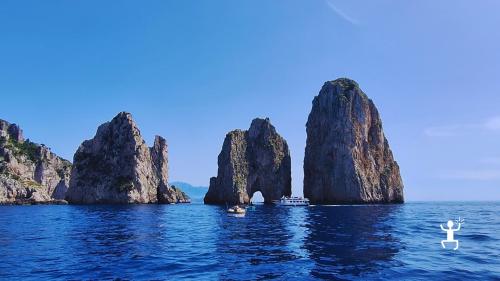 Scopri Capri mentre sorseggi un aperitivo sul mare, ideale per coppie e gruppi in vacanza in Campania