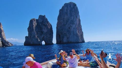 Tour n lancia sorrentina o gozzo, per vedere le meraviglie dell'isola di Capri, esperienza perfetta per amici 
