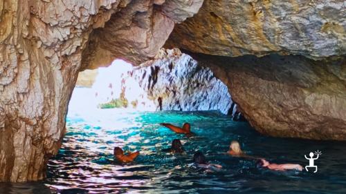 Scopri Capri navigando sotto Villa Jovis con vista sulla scogliera, un momento ideale per gruppi e team building 