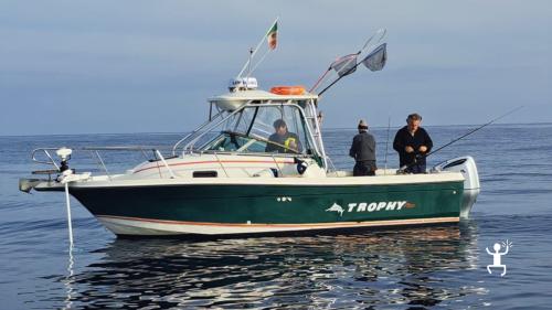 Esperienza di pesca sportiva a Miseno nel Golfo di Napoli con angler professionista, esperienza ideale per coppie e gruppi
