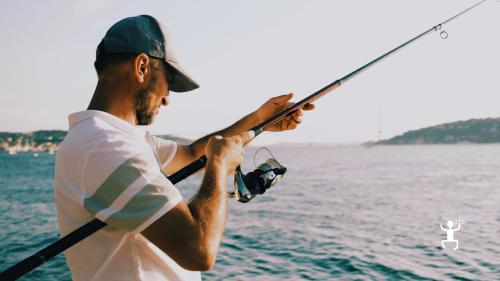 Esperienza di pesca d’altura a Miseno con angler professionista nel Golfo di Napoli, perfetta per gruppi di amici e famiglie
