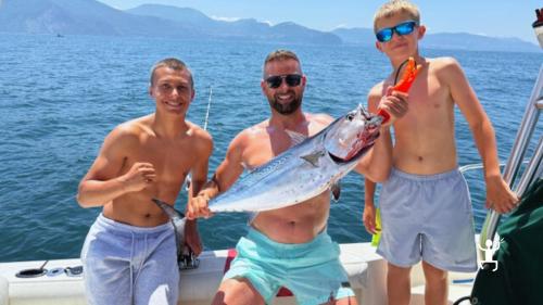 Tour di pesca sportiva a Miseno con guida esperta, ideale per coppie, famiglie e gruppi per un’attività autentica in Campania