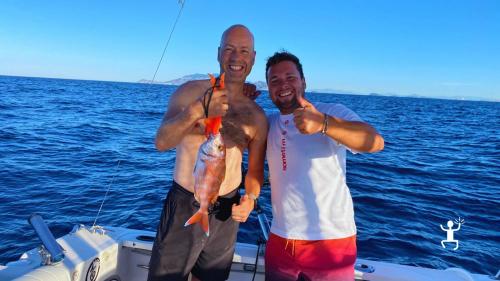 Esperienza di pesca sportiva nel Golfo di Napoli con tecnica drifting e aperitivo a bordo, perfetta idea regalo 