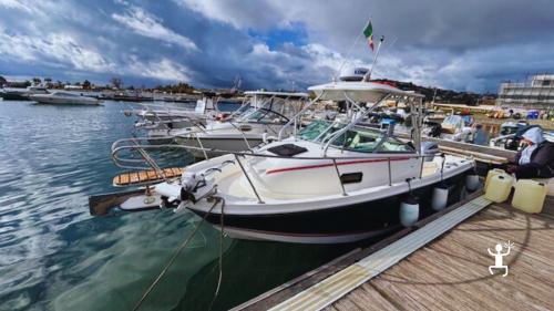 Esperienza di pesca sportiva a Miseno con navigazione panoramica e aperitivo, perfetta idea regalo in Campania