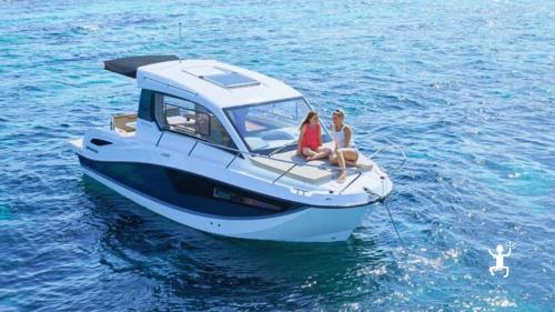 Tour privato in barca da Miseno verso Capri con passaggi davanti alle grotte più famose e ai Faraglioni, ideale per coppie 