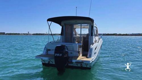 Giro privato in barca con skipper per scoprire Capri, le sue grotte e i Faraglioni, adatto a coppie, amici e team building 