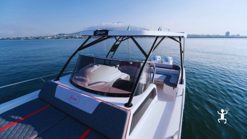 Private boat tour with skipper to discover Capri, its caves and the Faraglioni, suitable for couples, friends and team building