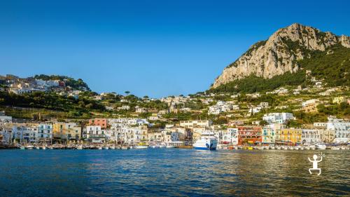 Navigazione verso Capri dal porto di Miseno con viste su Procida, Ischia e grotte dell’isola, perfetta idee regalo in Campania