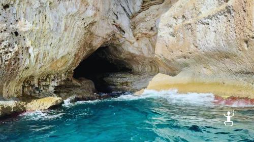 Tour privato in barca con partenza da Miseno per esplorare l'isola di Capri, perfetto per coppie e gruppi 