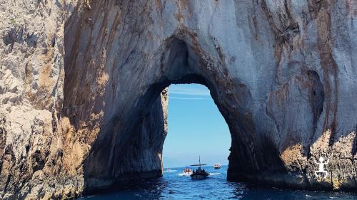Esperienza privata in cabin cruiser verso Capri con soste bagno e aperitivo, perfetta per famiglie e gruppi di amici 