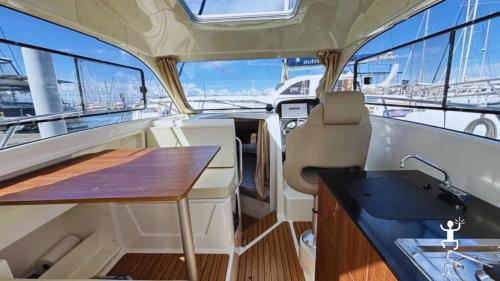 Tour privato in cabin cruiser da Miseno tra Grotta Azzurra, Faraglioni e costa caprese, ideale per coppie e gruppi in Campania