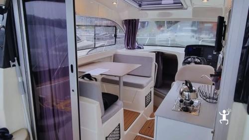 Giro privato in cabin cruiser con skipper per scoprire Capri, le grotte e i Faraglioni, adatto a coppie, amici e famiglie