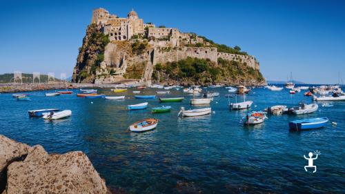 Partenza da Miseno porto per tour a Ischia, perfetto per gruppi, team building e gruppi di amici in Campania