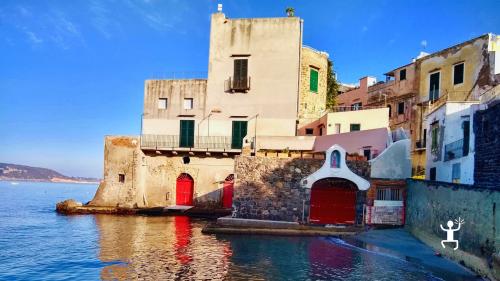 Vista sul Castello Aragonese di Ischia durante tour in barca, ideale per coppie, gruppi e idee regalo