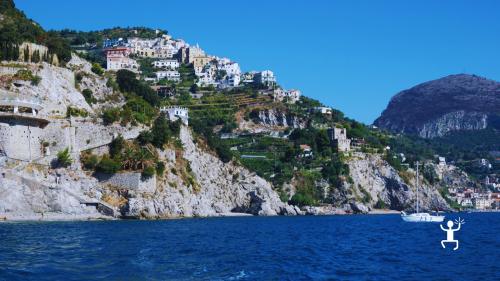 Esperienza in barca privata lungo la Costiera Amalfitana con vista su Amalfi e Positano, ideale per coppie 