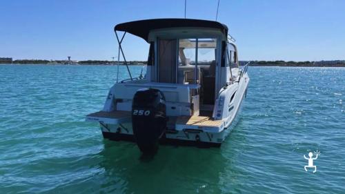 Esplorazione delle calette della Costiera Amalfitana durante una navigazione privata, perfetta per gruppi e coppie 