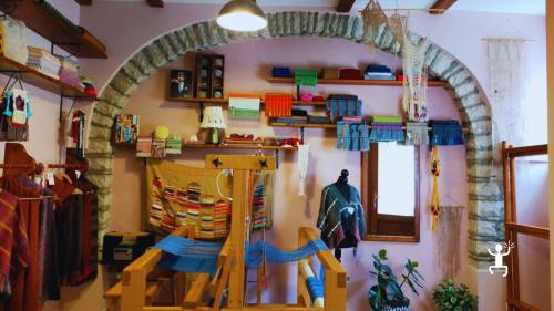 Esperienza di tessitura artigianale a Bisaccia in Irpinia con laboratorio creativo e passeggiata nel borgo medievale, ideale per coppie